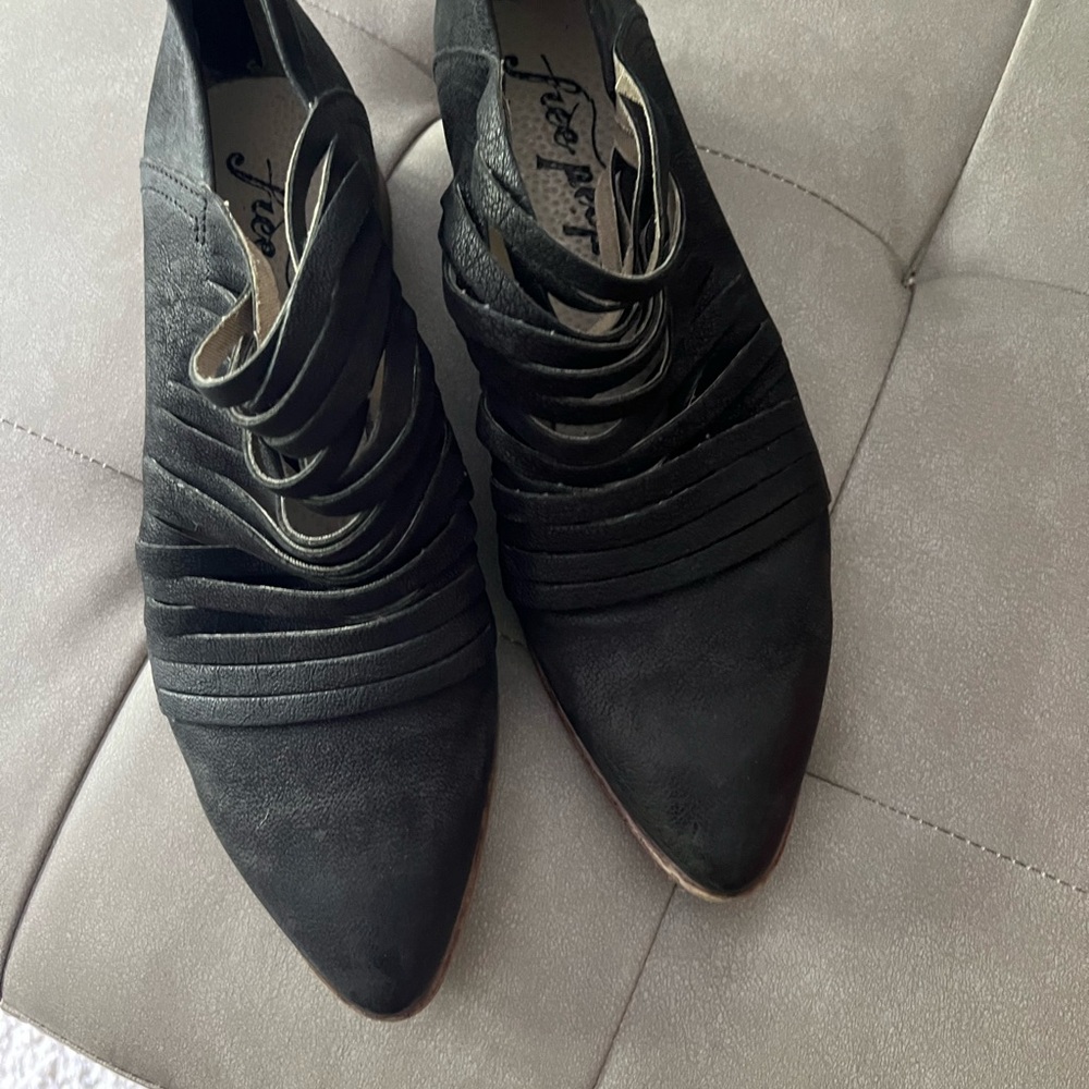 Women’s Free People Black Strappy Leather Shoe